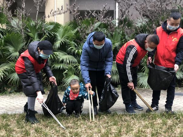 党员志愿者活动过程中吸引居民带孩子共同参与