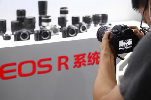 佳能摄影大篷车2020线下首站“发车” EOS R5等新品威武亮相