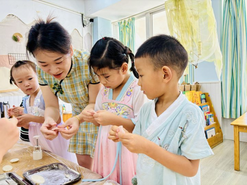 杭州市百合花幼儿园中秋活动侧记：月满中秋，情满百合 